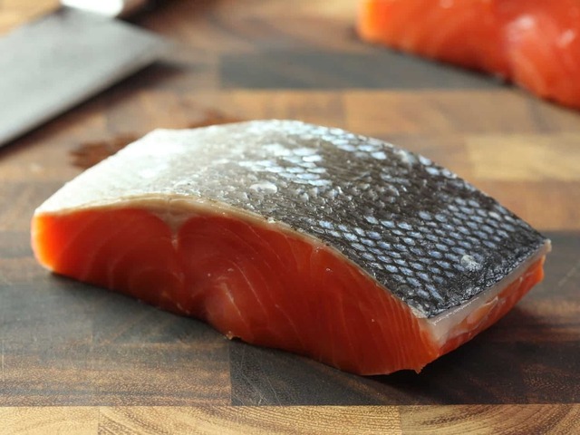 Da cá hồi không chứa nhiều chất béo có hại.