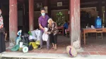 Hai cụ bà hơn trăm tuổi góp gạo ủng hộ người dân TP Hồ Chí Minh giữa đại dịch