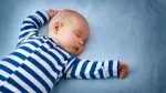 Trẻ sơ sinh có nên nằm gối không? Có nên cho trẻ dùng gối chống bẹp đầu không?