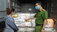 Bắt giữ hơn 400 hộp trà sữa không rõ nguồn gốc ở Lào Cai
