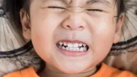 Nguyên nhân không ngờ khiến trẻ thích nghiến răng khi ngủ, mẹ cần lưu ý