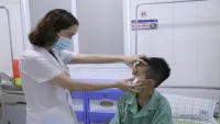 Sợ dịch COVID-19 không dám đến viện khám, bé trai 7 tuổi suýt hỏng mắt