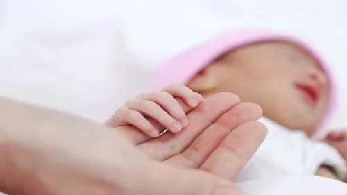 Bác sĩ kịp thời cứu nguy buồng trứng cho bé gái mới sinh